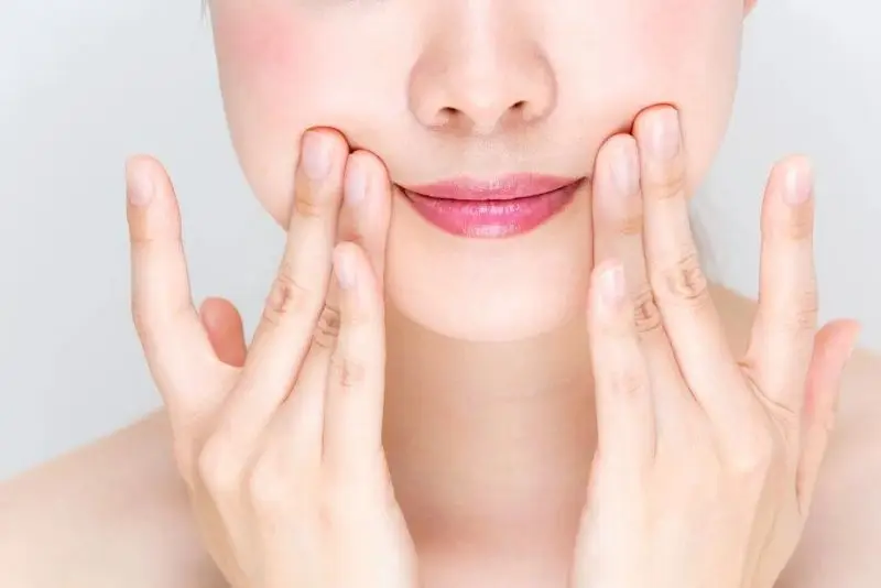trị cười hở lợi tại nhà bằng các thói quen nhỏ trong sinh hoạt